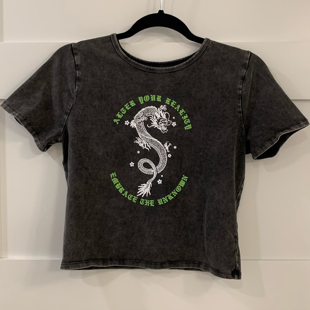 Hollister Black Acid Wash Cropped Dragon  🐉 T shirt Large
